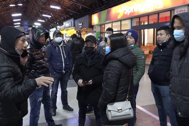 Des centaines de Vietnamiens d Ukraine sont arrivés sains et saufs en Roumanie